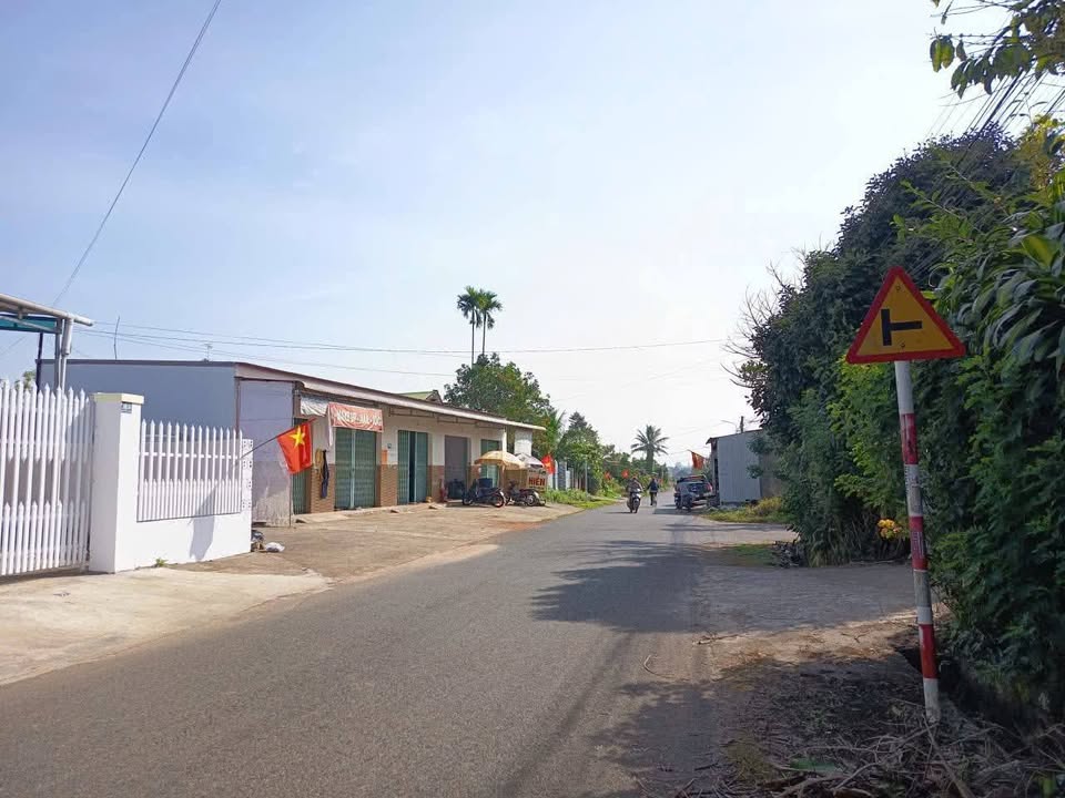 Nhà mặt tiền hẻm 196 Lê Phụng Hiểu, Bảo Lộc 720m² giá 4.5 tỷ - Sân vườn rộng rãi!