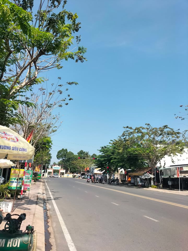 Bán nhà mặt tiền đường Nguyễn Huệ - 74m² chỉ 2.96 tỷ - Cơ hội đầu tư tuyệt vời!