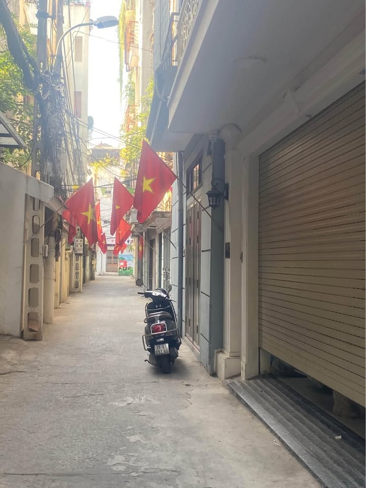 Nhà phố Lê Trọng Tấn 30m² giá 4.3 tỷ - Lô góc, ô tô tránh nhau!