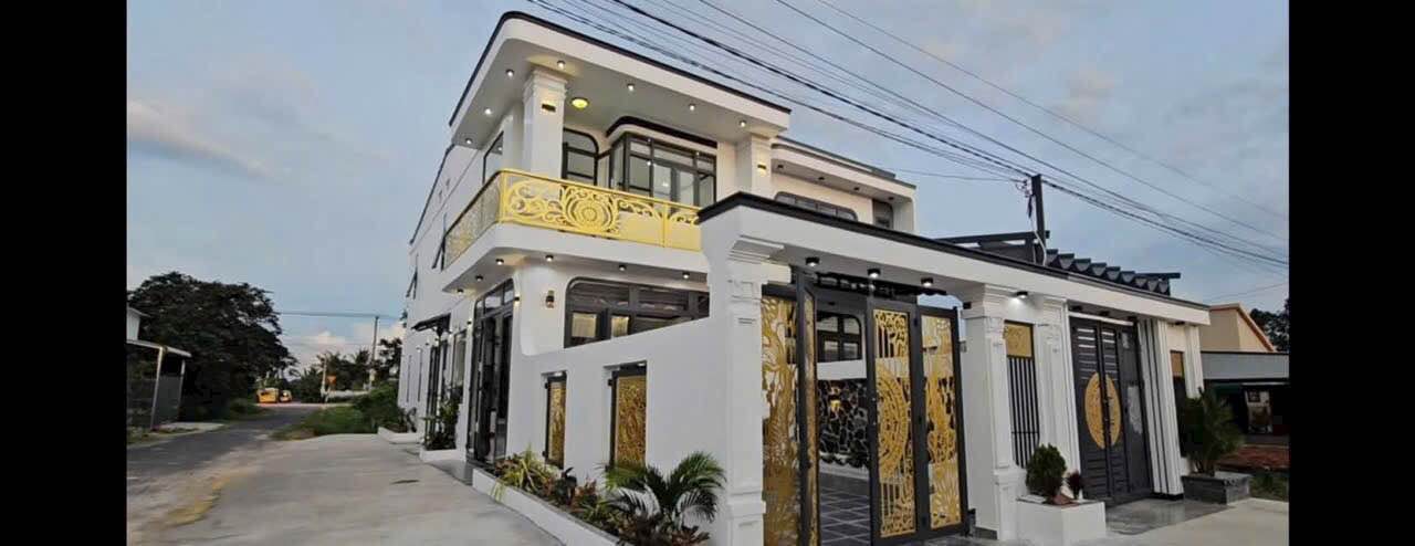 Nhà 2 mặt tiền đường nhựa 10m - Phường Hòa Thành, 110m² giá 2.35 tỷ - Thiết kế hiện đại, nội thất cao cấp!