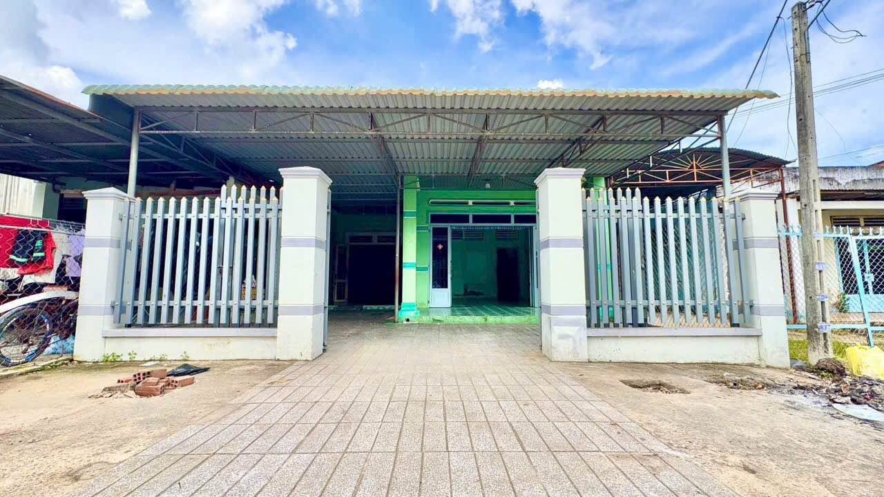 Nhà riêng Phường Long Hoa, Tây Ninh 144m² giá 1.55 tỷ - Vị trí siêu đẹp gần chợ và trường học!