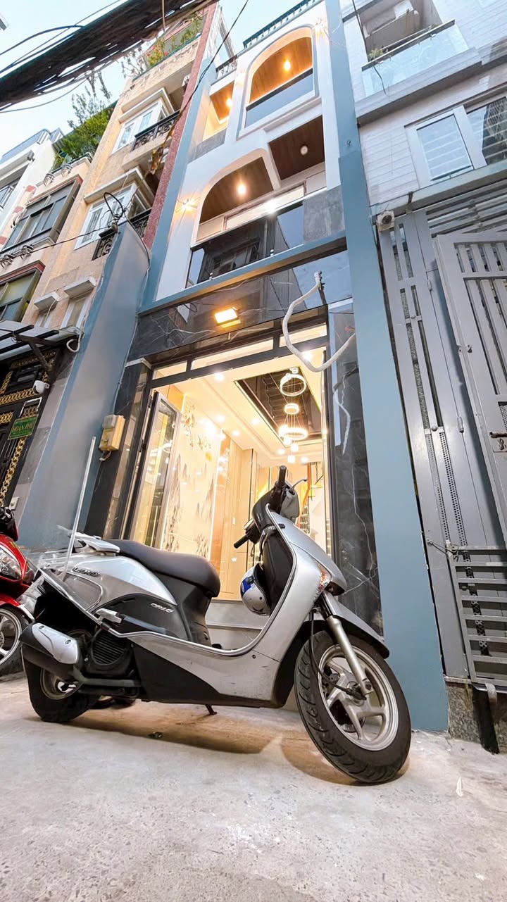 Nhà phố Quận 4 24m² giá 5.599 tỷ - Sẵn sàng vào ở ngay!