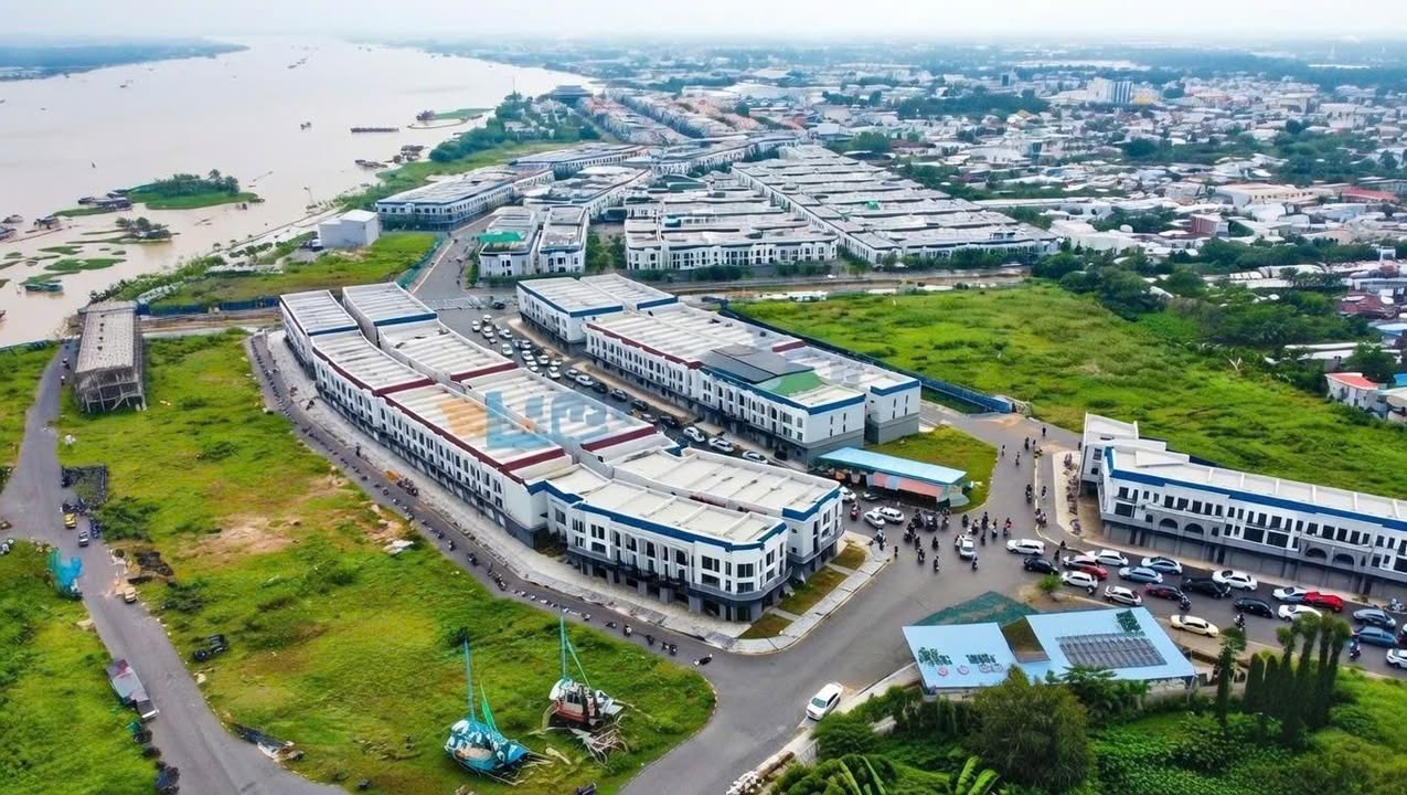 Bán nhà 1 trệt 2 lầu tại Tây Sông Hậu, Long Xuyên 198m² - Nhà mới hiện đại, giá tốt!
