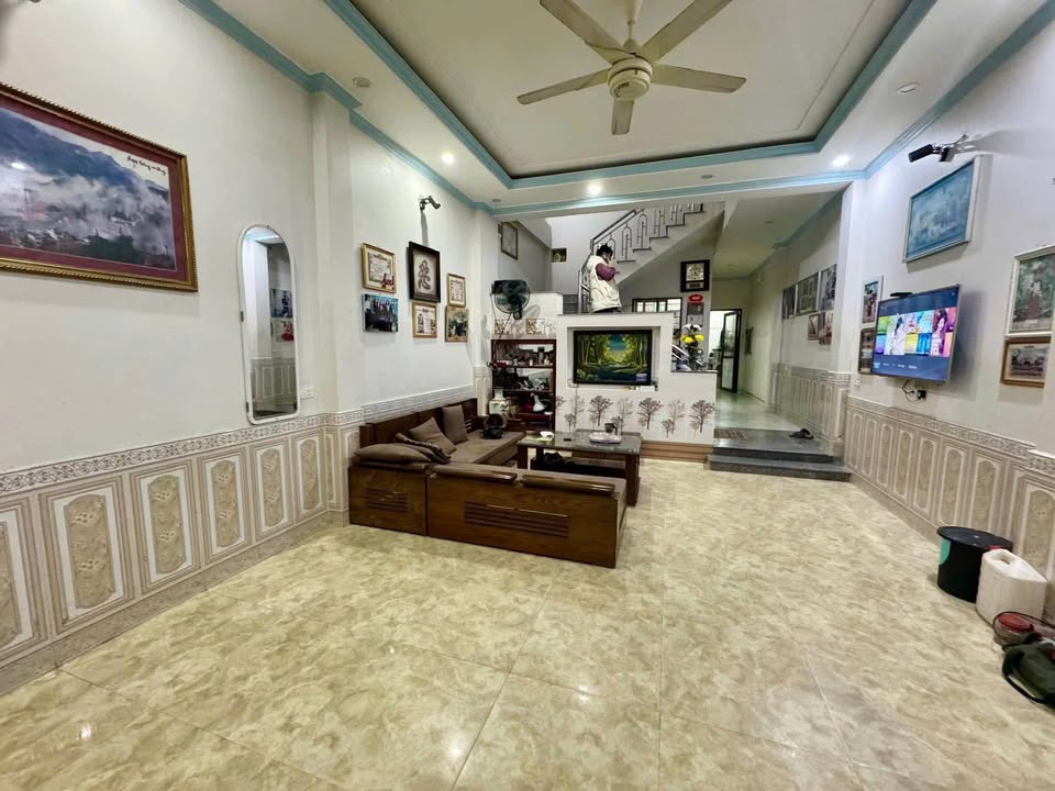 Nhà 3 tầng đường Xuân Thuỷ, Ngòi Đum, 88.9m² giá 4 tỷ - Phong thuỷ tốt, an ninh tuyệt vời!