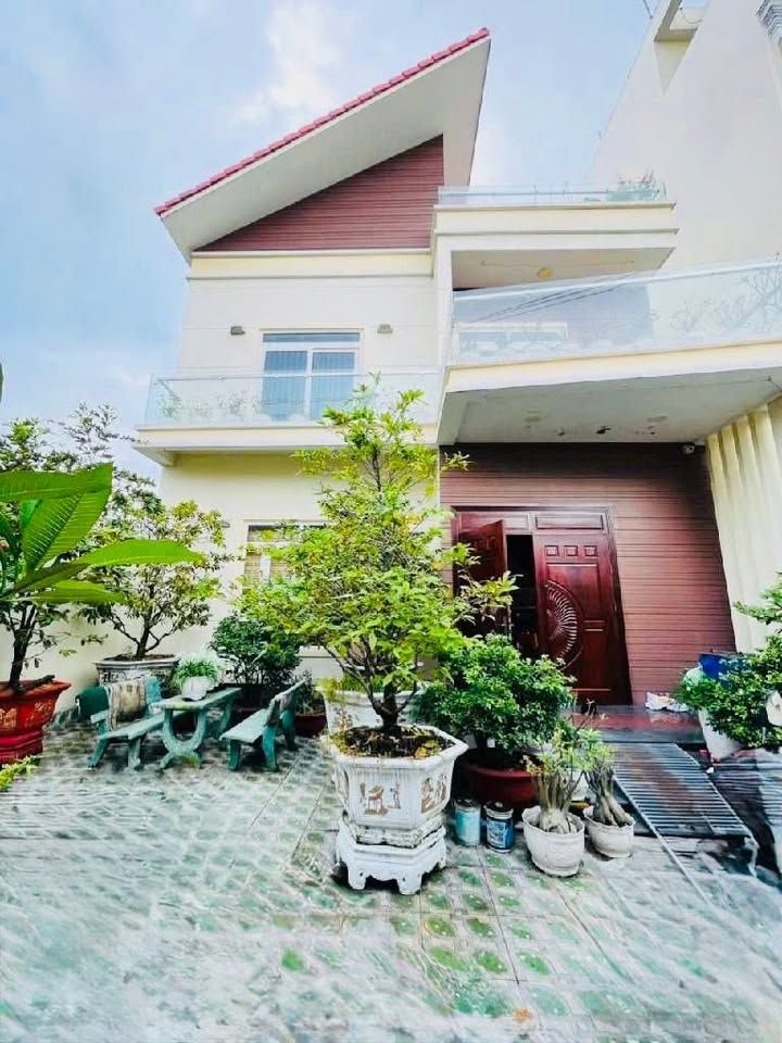 Biệt thự KDC Đại Hải Hóc Môn 200m² giá 12 tỷ - Thiết kế 3 tầng sang trọng!