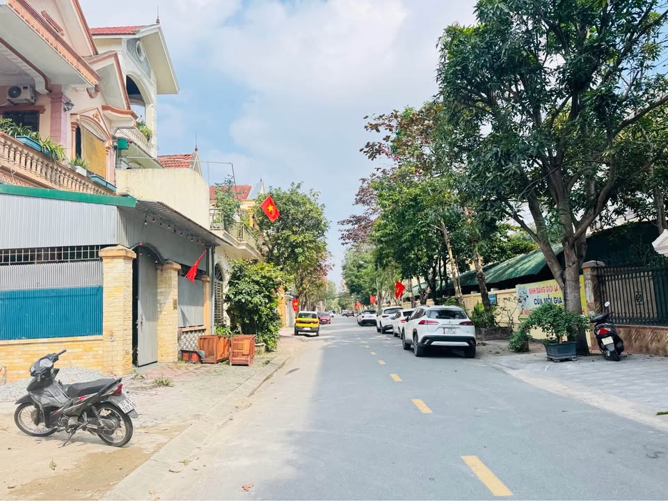 Đất Kinh Doanh Mặt Đường Yên Vinh 124,8m² giá 10 tỷ - Vị trí trung tâm không thể bỏ lỡ!