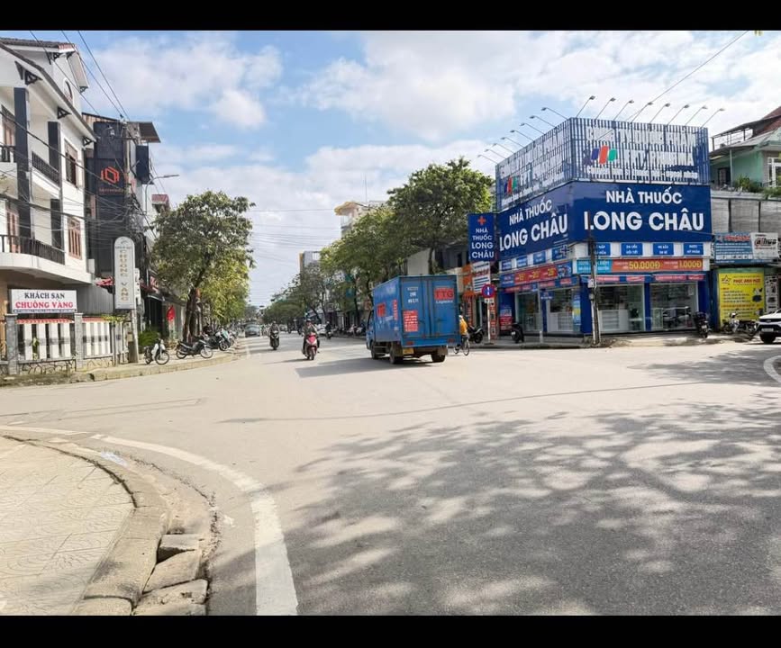 Bán Nhà 2 Tầng Mặt Tiền Đường Trường Chinh 102m² giá 13 tỷ - Kinh doanh sầm uất!