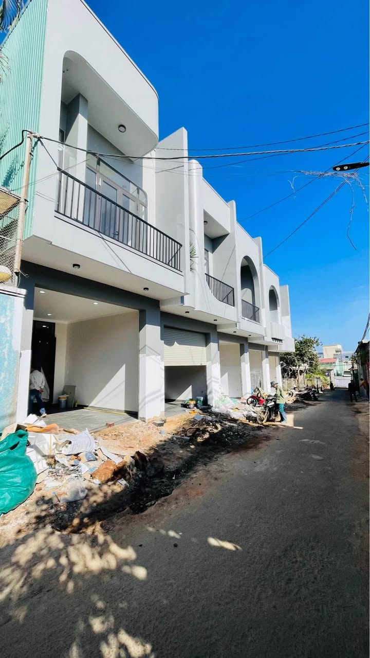 Nhà hẻm Chu Văn An, Pleiku 72m² giá 2.1 tỷ - Mặt tiền rộng rãi, sẵn sàng ở ngay!