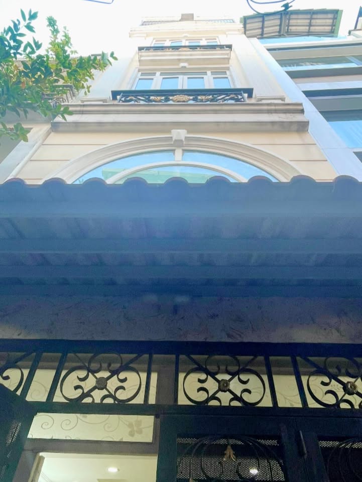 Nhà 5 Tầng Đẹp Quận 4 - Giá 5.699 Tỷ - Dòng Tiền 15 Triệu Tháng!