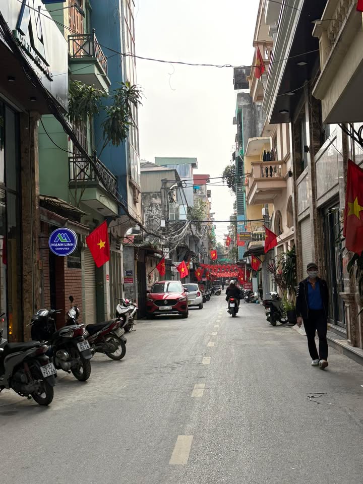 Nhà phố Tân Mai 33m² giá 3 tỷ - Full nội thất, ô tô đỗ gần