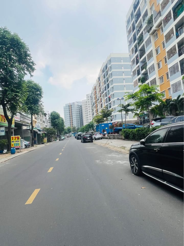 Nhà mặt tiền đường D2 Thủ Đức 110m² giá 12 tỷ - Tiện xây cao tầng!