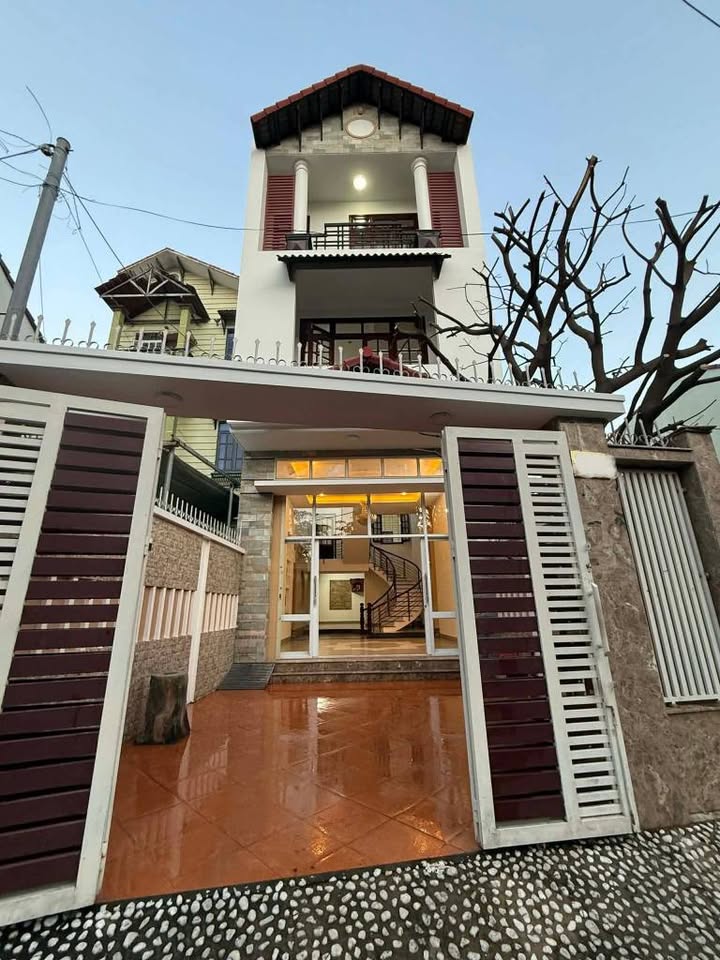 Nhà 3 Tầng Nội Bộ Quy Nhơn 115m² giá 5.2 tỷ - Gần biển và bến xe!