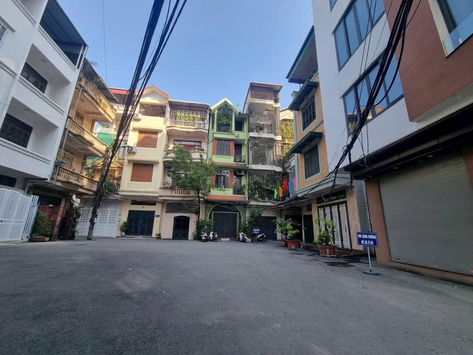 Nhà phố Hoàng Cầu Đống Đa 80m² giá thỏa thuận - Sân rộng 400m²