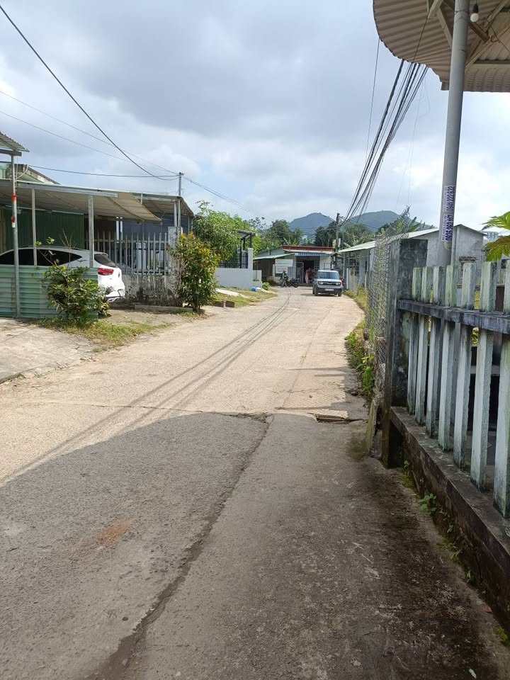 Đất nền Hòa Khánh, 100m² giá 1.3 tỷ - Khu dân cư sầm uất, đường bê tông 4m!