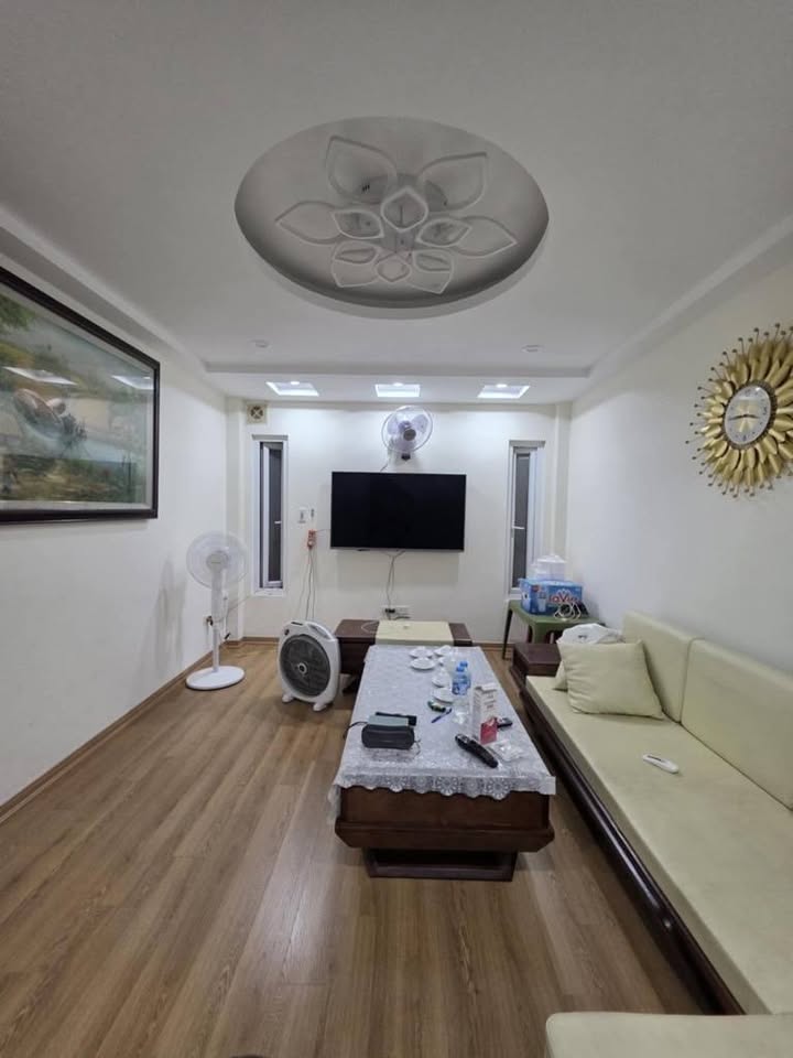 Nhà phố Tam Trinh Yến Sở 36m² giá 7.1 tỷ - Sổ đỏ chính chủ, ô tô đỗ thoải mái!