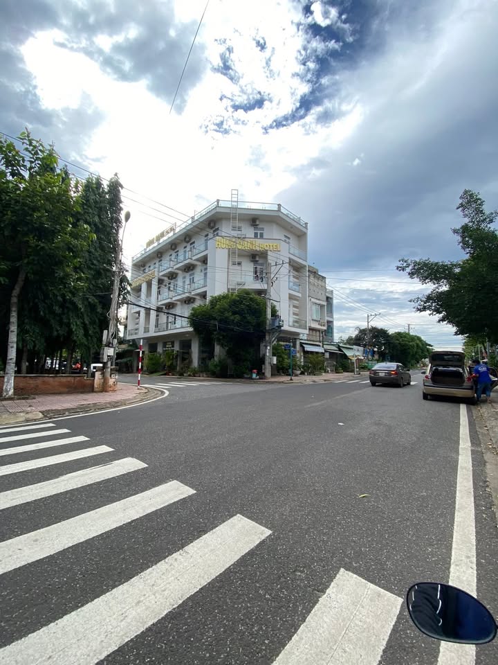 Nhà mặt tiền 10m tại Đồng Xoài 210m² giá 6.4 tỷ - Kinh doanh sầm uất!