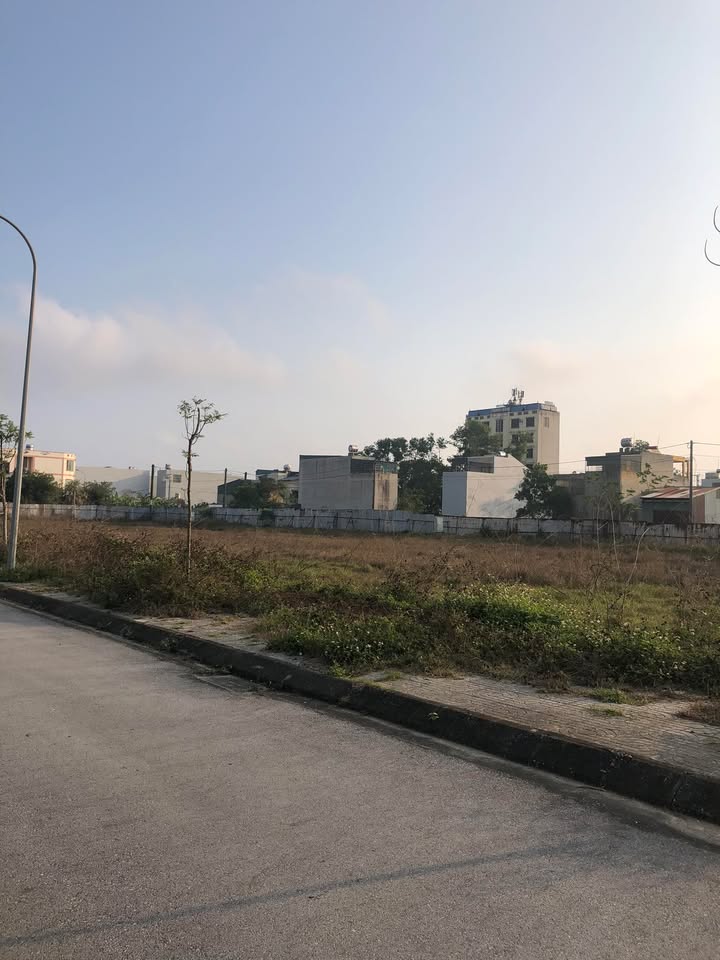 Đất liền kề Mb04 Quảng Phú 100m² giá 2 tỷ/m - Sổ đỏ chính chủ sẵn sàng giao dịch!