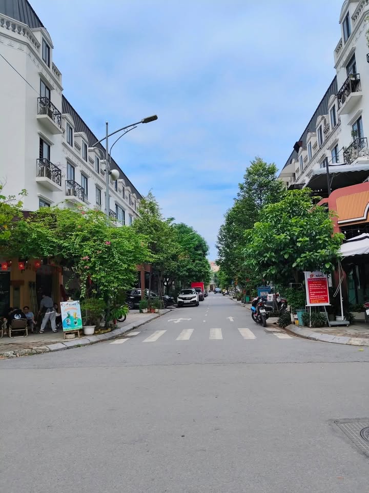 Nhà phố LaCasta Văn Phú 72m² giá 22.5 tỷ - Kinh doanh sầm uất!