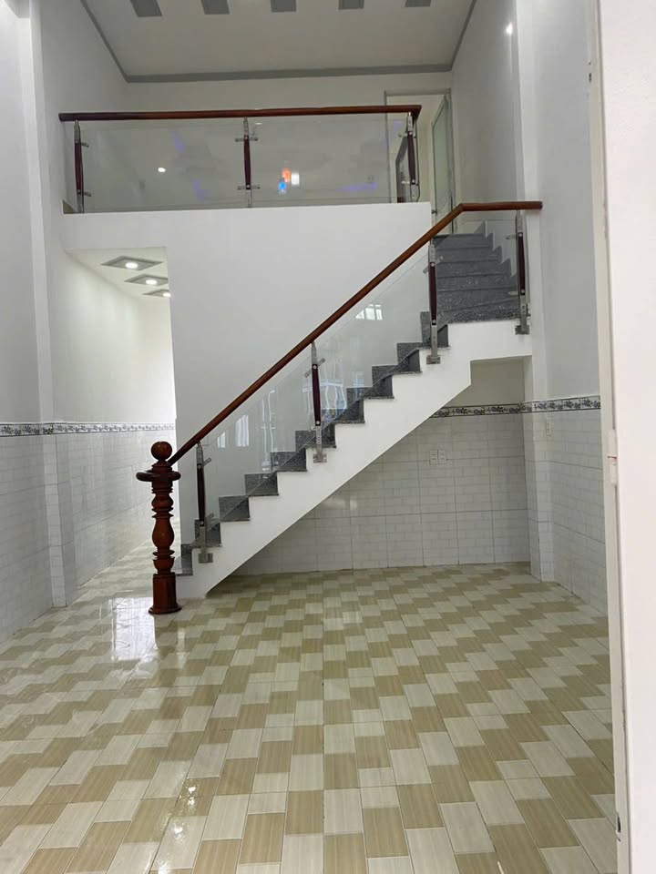 Nhà phố Tân Hiệp Dĩ An 50m² giá 1.25 tỷ - Sổ hồng chính chủ, tiện ích xung quanh đầy đủ!