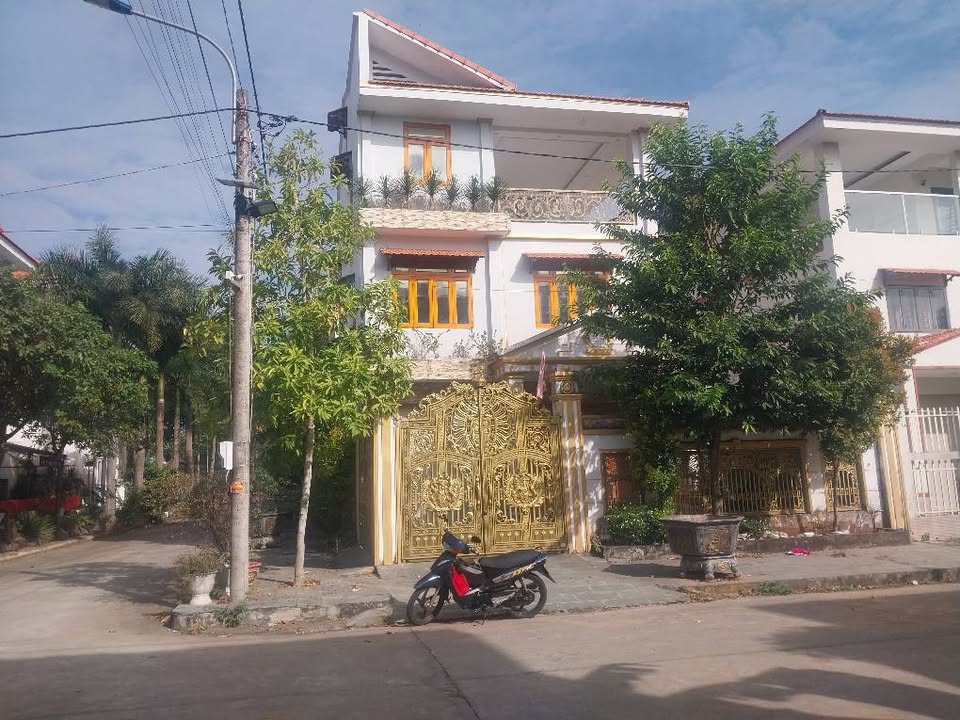 Biệt thự góc 2 mặt tiền đường Hùng Vương, 200m² giá 6.6 tỷ - Thiết kế sang trọng, gần biển!