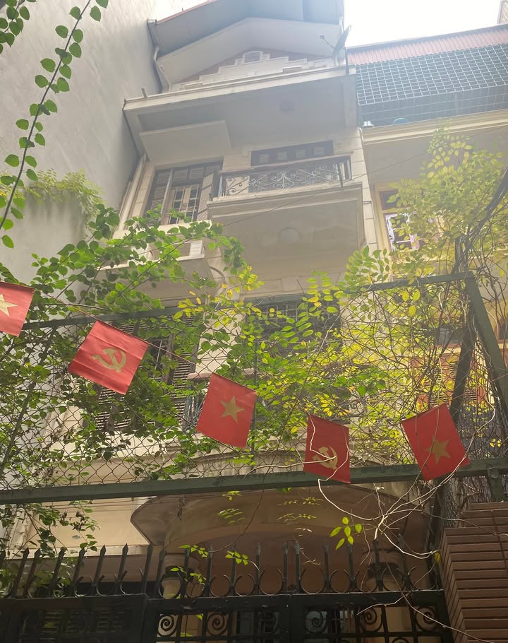 Nhà phố Đống Đa - Đường Láng 77m² giá 15.4 tỷ - Thiết kế hiện đại, sẵn sàng ở ngay!