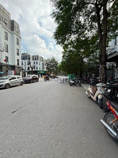 Cho thuê nhà liền kề Nguyễn Xiển 85m² giá 35 triệu - Thang máy nhập khẩu, thiết kế hiện đại!