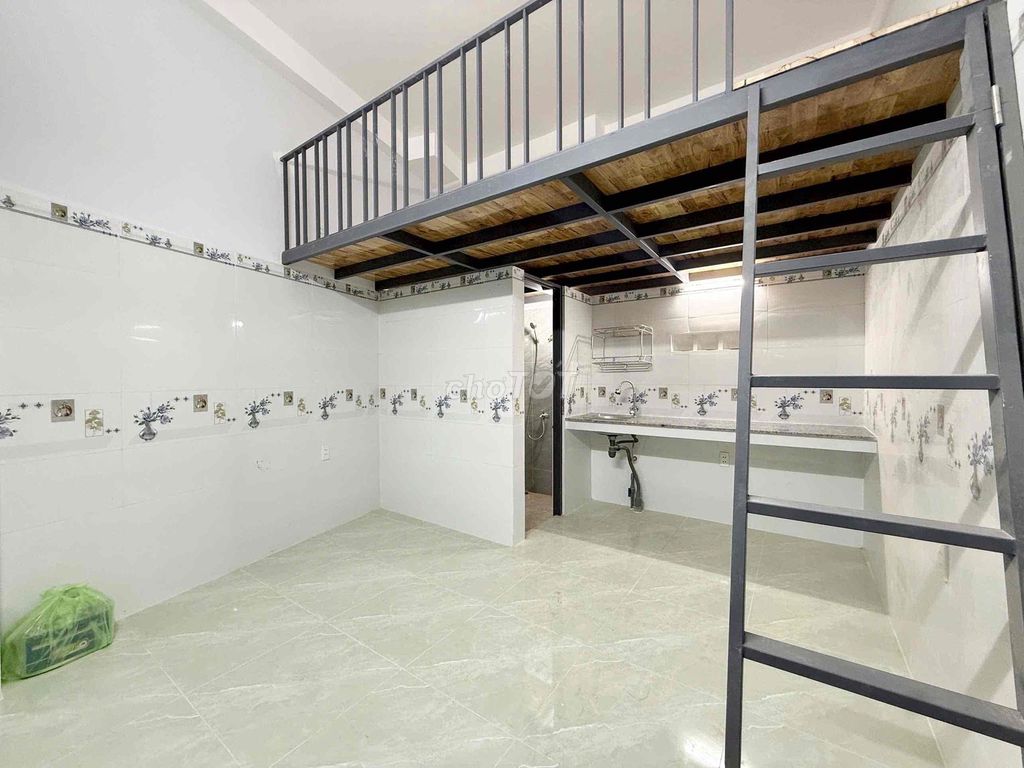 Phòng Gác Ban Công 28m² giá 2.2 triệu - An Ninh, Thoáng Mát Ngay Ngã Tư Thủ Đức