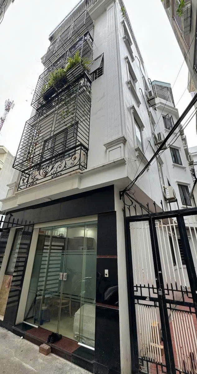 Nhà 5 tầng Hoàng Quốc Việt 35m² giá 8.5 tỷ - Đầy đủ nội thất, sẵn sàng ở ngay!