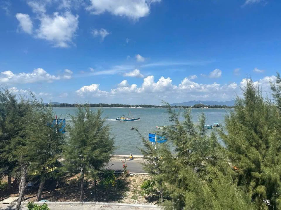 Cho thuê nhà 2 lầu mặt tiền công viên bờ kè Phước Tỉnh 3PN giá 4 triệu - Phù hợp kinh doanh homestay