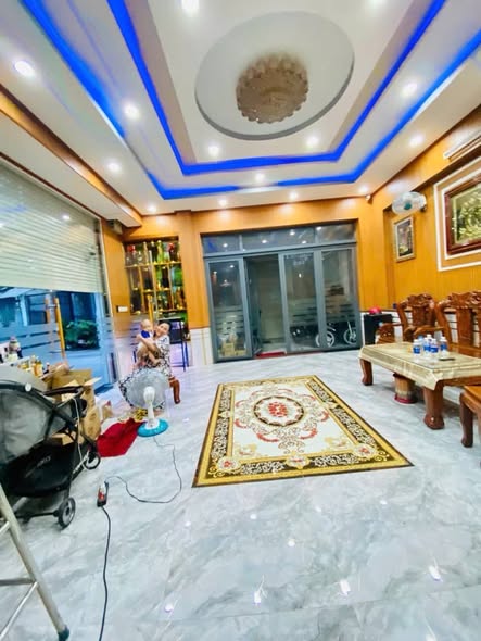 Nhà 4 tầng căn góc 120m² giá 11 tỷ - An ninh, thuận tiện di chuyển!