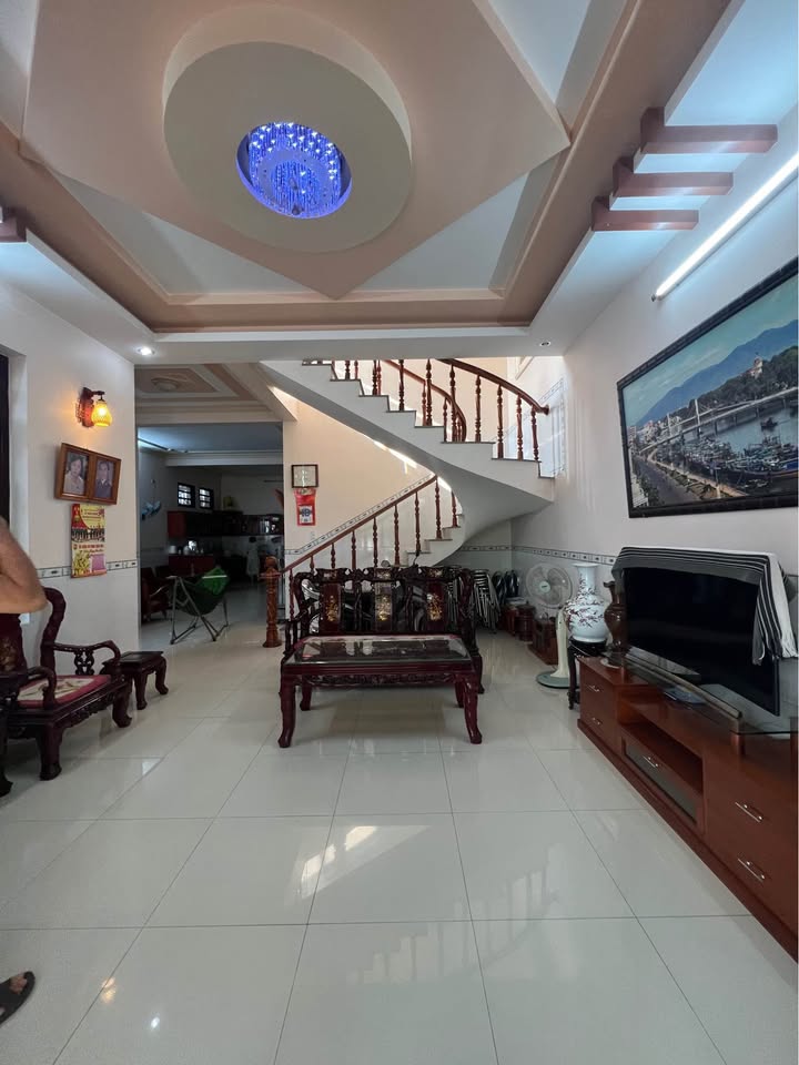 Nhà lầu mê đúc Phường Phú Trinh, Phan Thiết 200m² giá 5.999 tỷ - Nhà mới vào ở ngay!