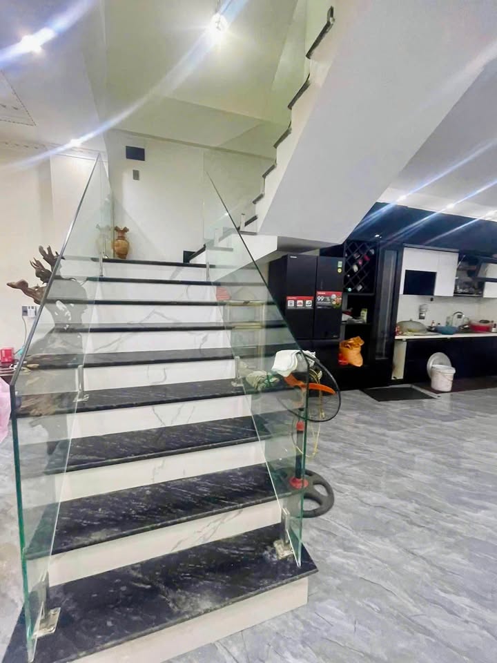 Nhà 3 tầng 1 tum tại Ngọc Hà, 100m² giá 3.49 tỷ - Kinh doanh lý tưởng!