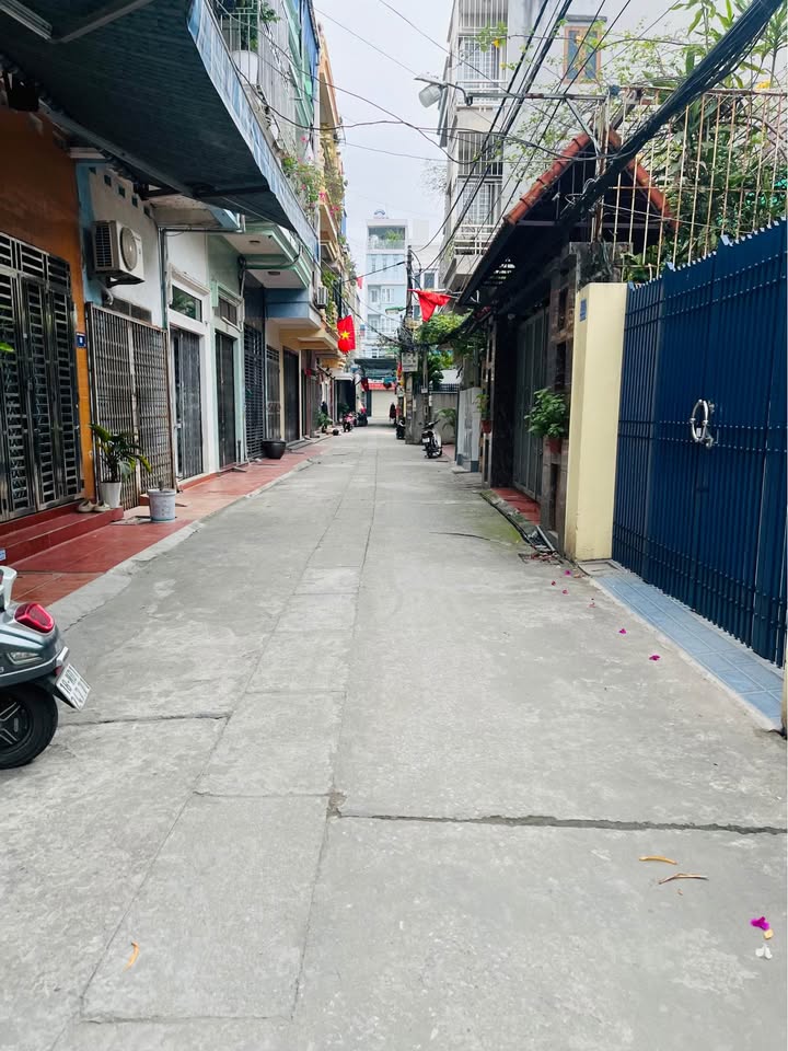 Nhà 3 tầng khu Thống Nhất, 45m² giá 2.7 tỷ - Ô tô vào tận cửa!