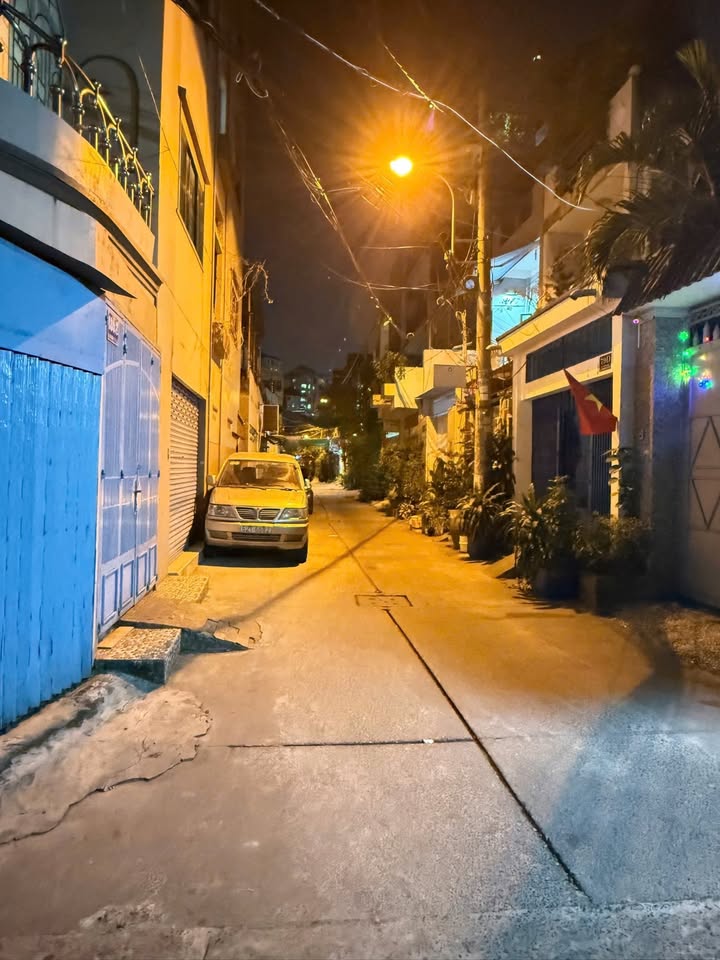 Nhà phố Lạc Long Quân, Quận 11, 54m² giá 7.999 tỷ - Hẻm thoáng sạch, sẵn sàng ở ngay!