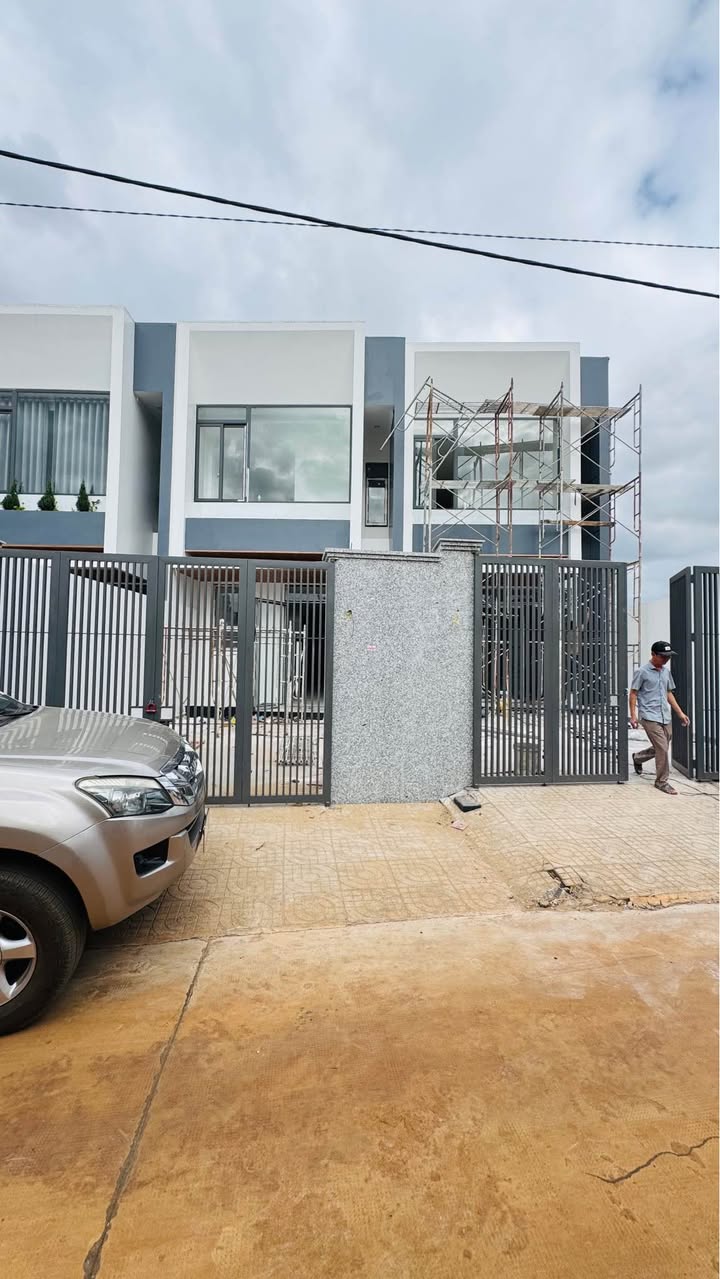 Nhà liền kề hẻm Hàn Mạc Tử, Pleiku 130m² giá 2.73 tỷ - Đường thông thoáng, tiện lợi!