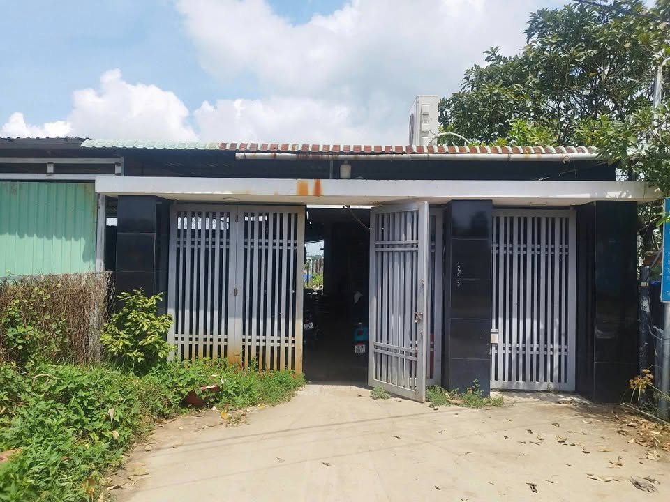 Nhà kho mặt tiền xã Bình Mỹ 300m² giá 3.2 tỷ - Đường thông xe tải rộng rãi!