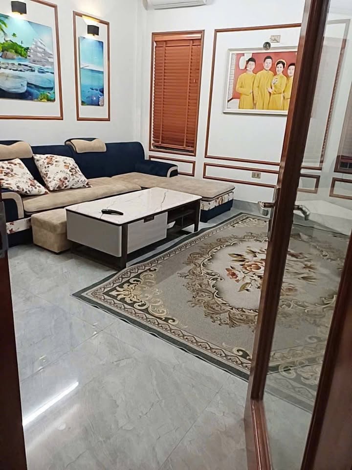 Nhà cho thuê 3 tầng - 4 phòng ngủ - Full nội thất - Gần Ngã 6 Vincom