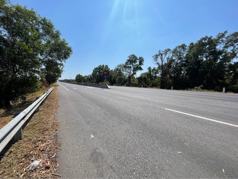 Đất nền Quốc lộ 1A, huyện Hàm Tân, 10.000m² giá chỉ 4 tỷ - Cơ hội đầu tư tuyệt vời!