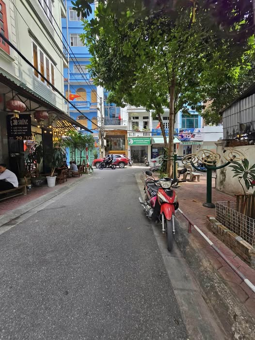 Nhà phố Hoàng Quốc Việt, Cầu Giấy 52m² giá 18 tỷ - Vị trí đắc địa, ô tô tránh