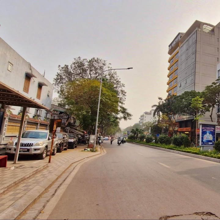 Bán Gấp FrontHouse Lạc Long Quân 166m² - Vị trí Kinh Doanh Đắc Địa