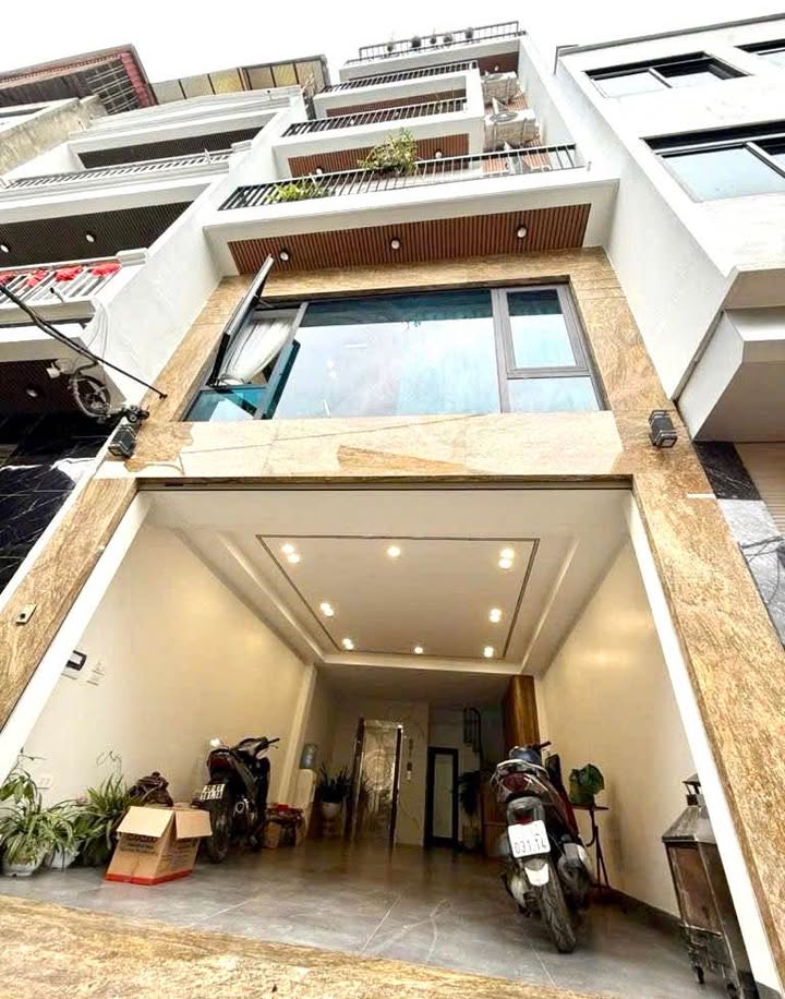 Nhà phố Dịch Vọng Hậu 50m² giá 15 tỷ - Vị trí đẹp, ô tô đậu gần nhà!