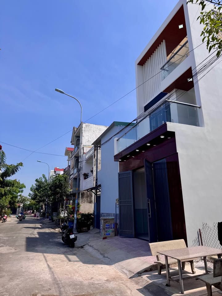 Nhà phố Hóc Môn 85m² giá 6.5 tỷ - Sổ hồng riêng, thương lượng hấp dẫn!