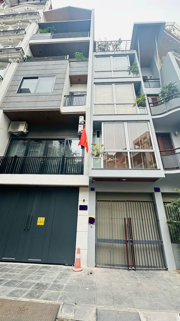 Townhouse Trung Kính - Mạc Thái Tổ 70m² giá 30 tỷ - Ô tô vào nhà, kinh doanh tốt!