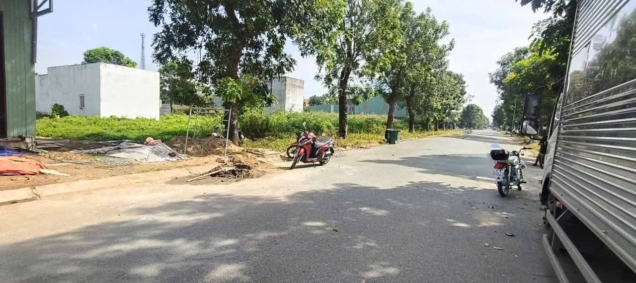 Đất nền KDC Hoàng Long, Bến Lức 110m² giá 2.7 tỷ - Chính chủ, sổ hồng công chứng ngay!