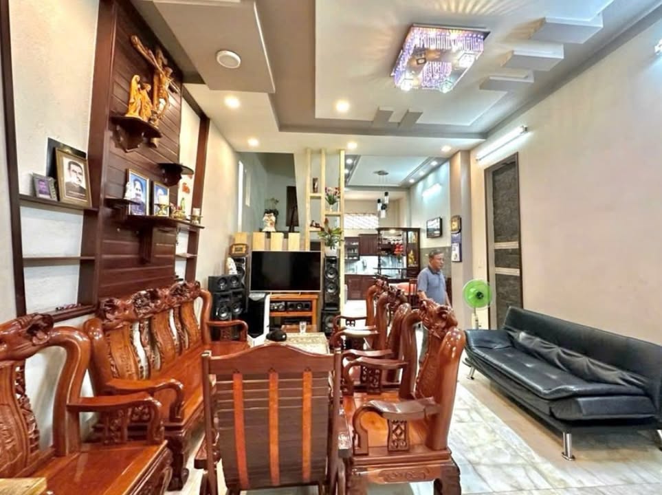 Nhà phố Thủ Đức 80m² giá 8.8 tỷ - Đầy đủ nội thất gỗ cao cấp!