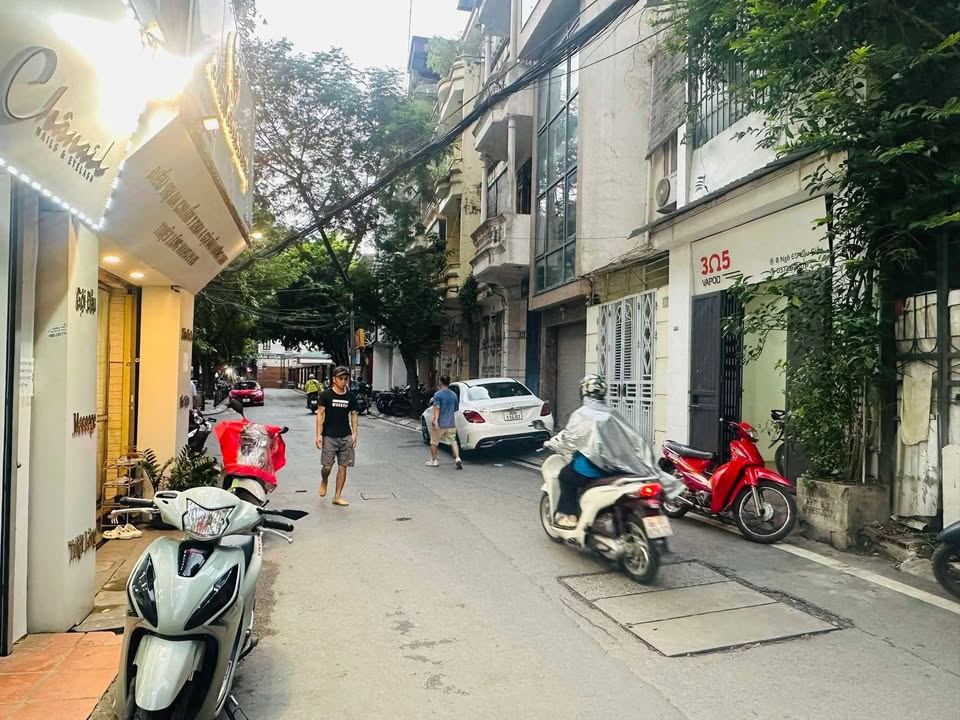 Bán nhà 4 tầng ngõ Quận Ủy Cầu Giấy 61.5m² giá 24.5 tỷ - Kinh doanh đỉnh cao!