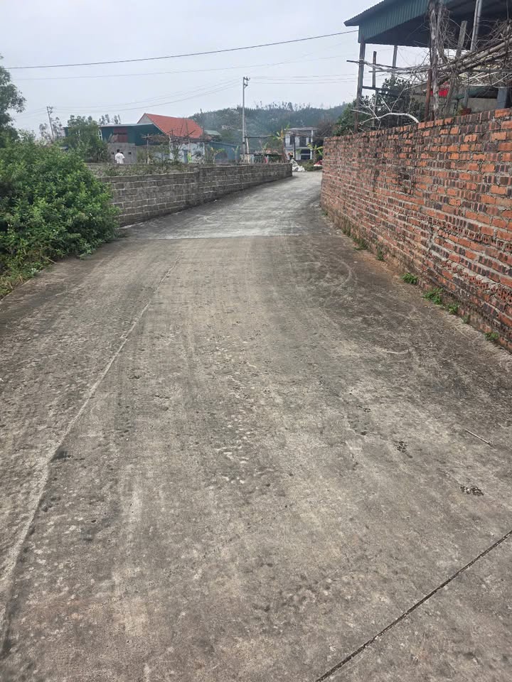 Bán gấp FrontHouse tại Phường Thanh Sơn, Uông Bí 115m² giá chỉ 700 triệu - Vị trí đẹp, đường ô tô thuận tiện!