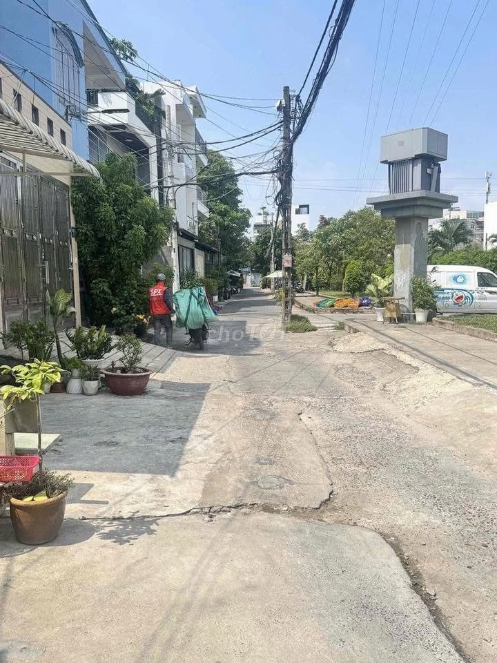 Nhà bán hẻm 61 đường Nguyễn Sơn, quận Tân Phú, 100m² - Vị trí đẹp, giá tốt!