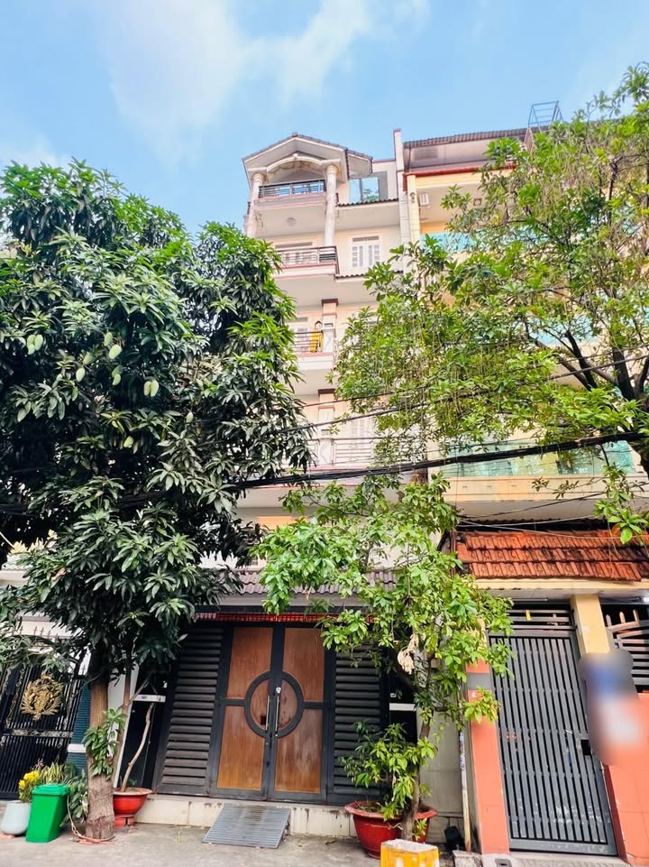 Nhà phố Tân Phú 110m² giá 17.5 tỷ - Sổ đỏ chính chủ, hẻm 13m thoáng đãng!