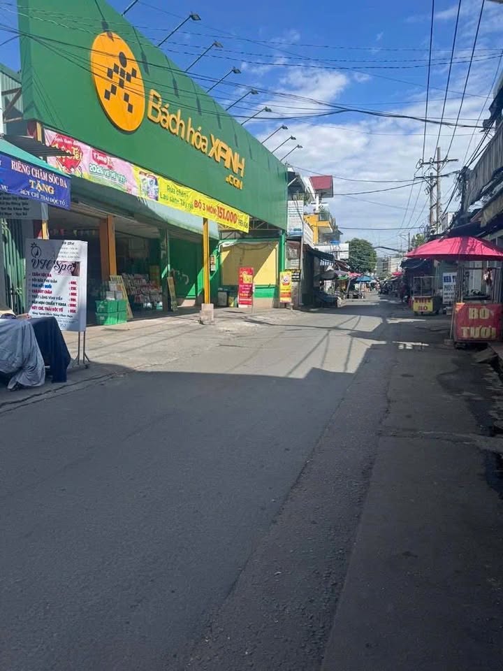 Nhà mặt tiền chợ Lạc Quang, 120m² giá 12.5 tỷ - Đầu tư sinh lời lý tưởng!